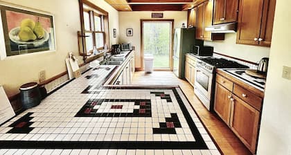 Delightful Rental with Fire Pit, Jacuzzi and Foosball Table in Vermont