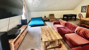 Televisio, takka, pöytäjalkapallopöytä, stereot