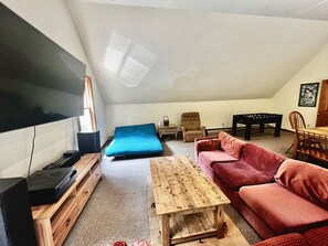 Living area - Delightful Rental with Fire Pit, Jacuzzi and Foosball Table in Vermont (Londonderry)