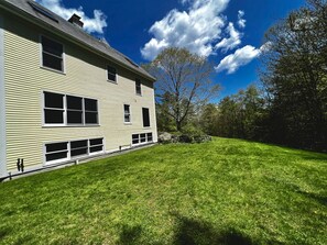 Un bâtiment à deux étages avec une grande pelouse devant.