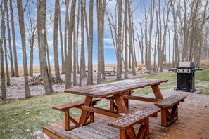 Outdoor dining - Lakefront A-Frame with Lofted Interior Ideal for Outdoor Activities in Michigan (Au Gres)