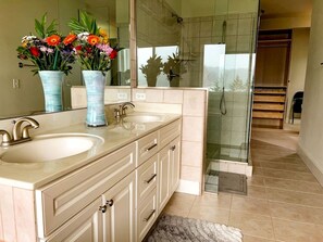 Jetted bath, hair dryer, towels, soap - Fantastic Cottage with Stunning Lake Views and Theater Room in Washington (Bellingham)