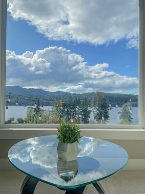 Interior - Fantastic Cottage with Stunning Lake Views and Theater Room in Washington (Bellingham)