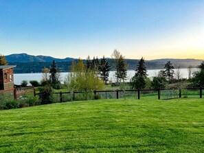 Property grounds - Fantastic Cottage with Stunning Lake Views and Theater Room in Washington (Bellingham)