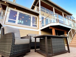 Terrace/patio - Fantastic Cottage with Stunning Lake Views and Theater Room in Washington (Bellingham)