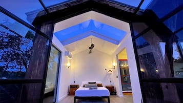 1 bedroom, desk, WiFi, bed sheets