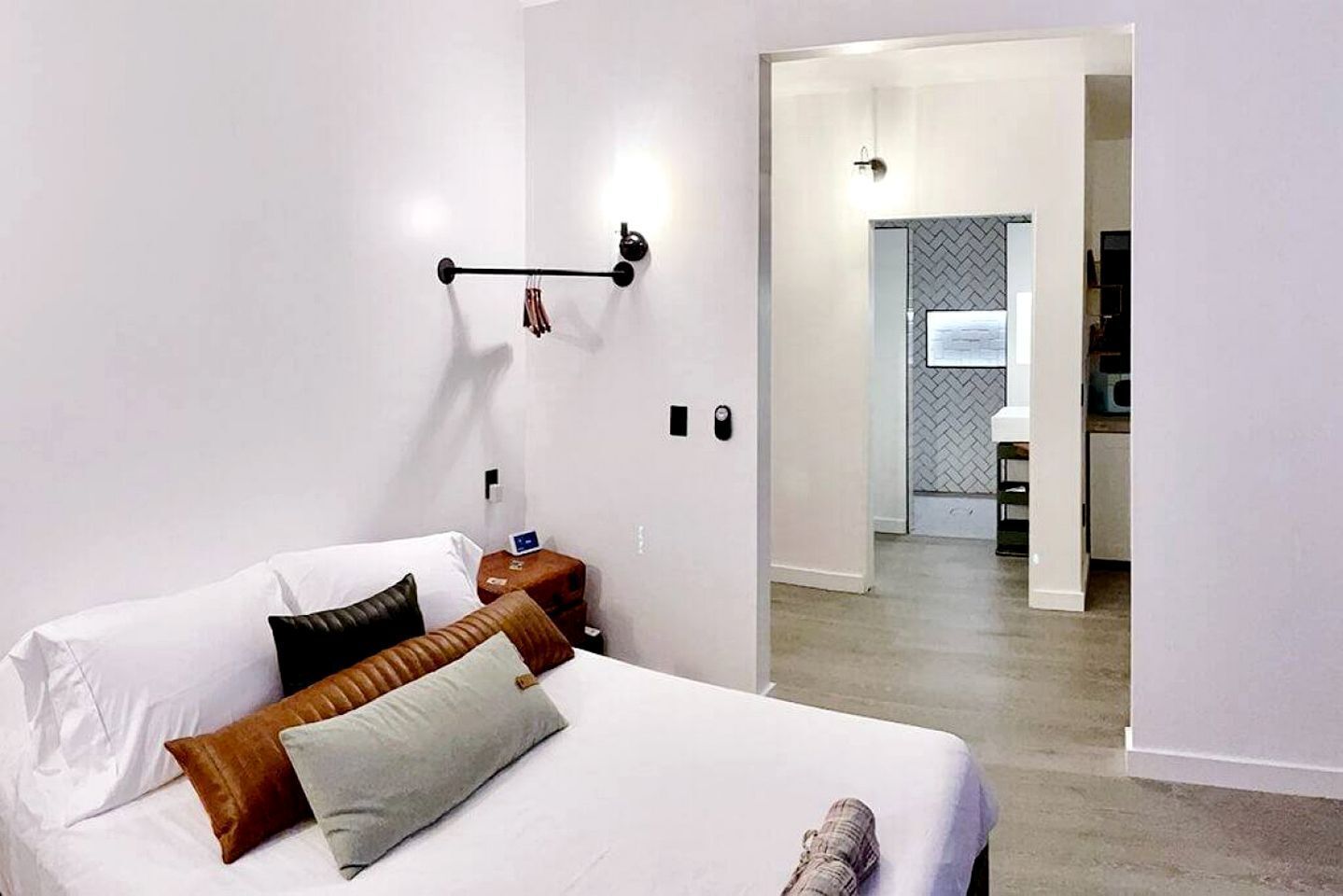 1 bedroom, desk, WiFi, bed sheets