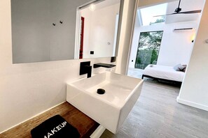 Baignoire à jets, sèche-cheveux, serviettes fournies, savon