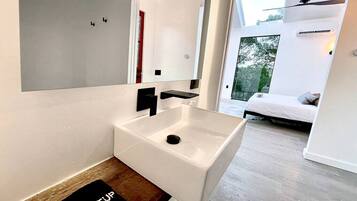 Poreamme, hiustenkuivaaja, pyyhkeet, saippua