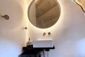 Jetted tub, hair dryer, towels, soap