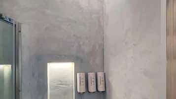 Baignoire à remous, séchoir à cheveux, serviettes fournies, savon