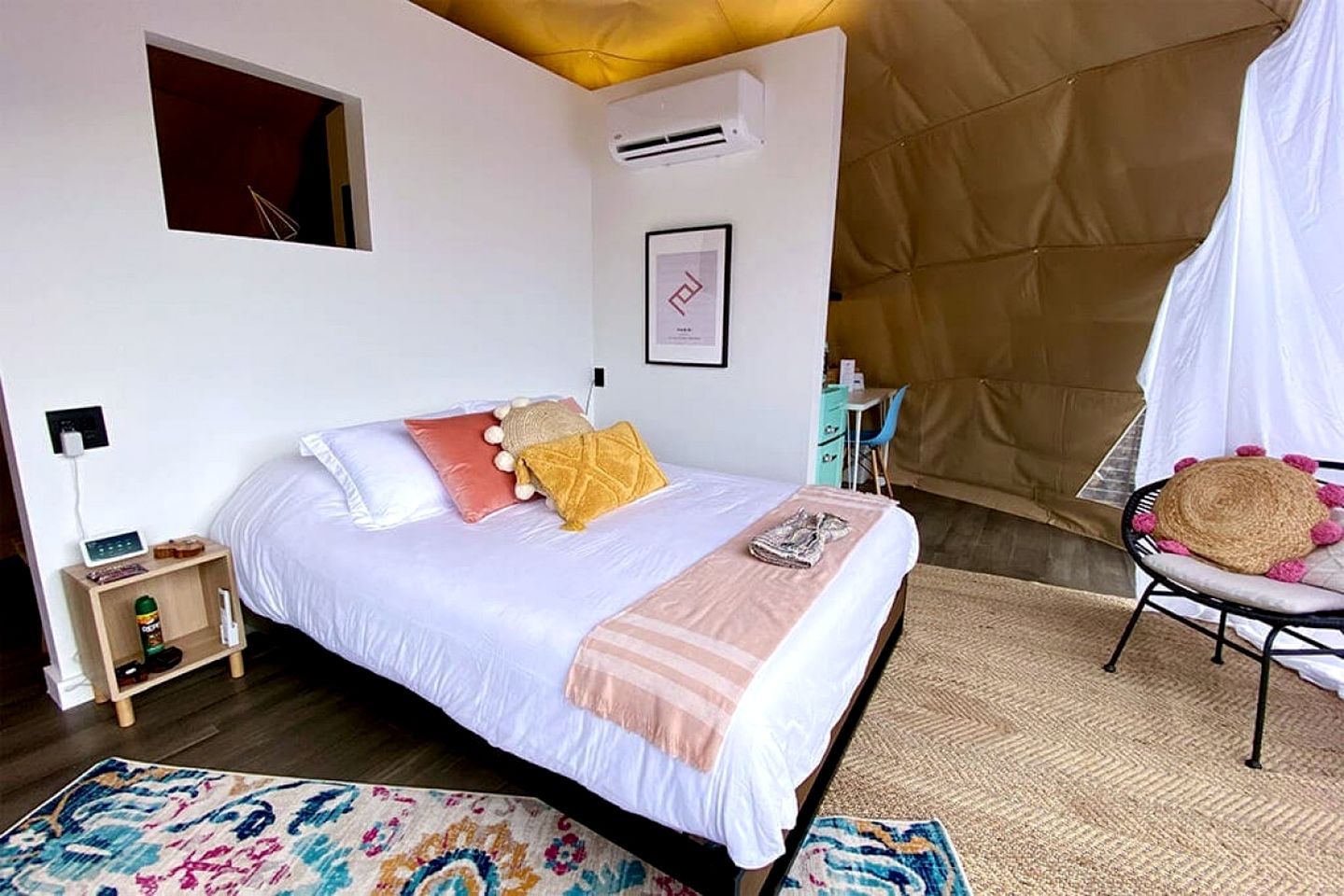 1 bedroom, desk, WiFi, bed sheets