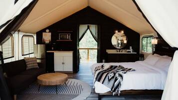 1 bedroom, desk, WiFi, bed sheets