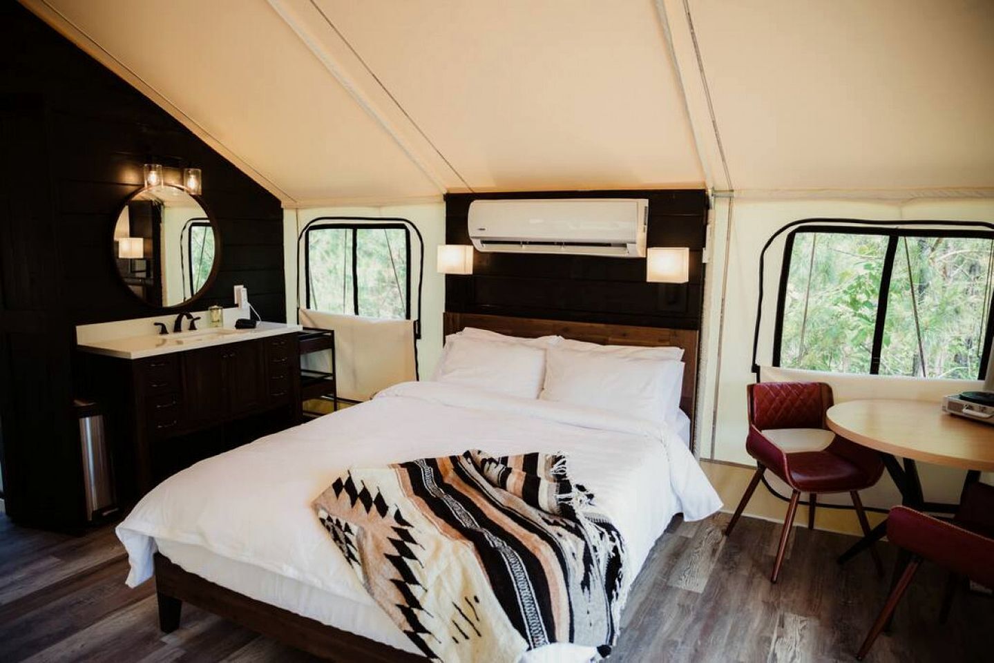 1 bedroom, desk, WiFi, bed sheets