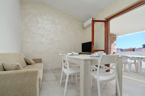 Dining - Apartment 'Brezza Marina - Garden' with Private Terrace, Wi-Fi and Air Conditioning (San Teodoro)