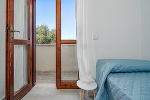 2 bedrooms, iron/ironing board, WiFi, bed sheets - Apartment 'Brezza Marina - Garden' with Private Terrace, Wi-Fi and Air Conditioning (San Teodoro)