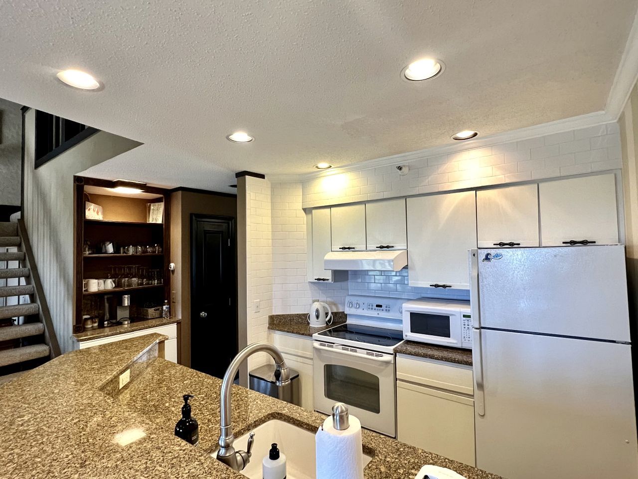 Coffee/tea maker, fridge, microwave, oven