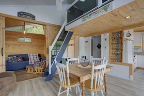 Dining - Spa & Lake Access | Chalet Le P'tit Léo (Saint-Léonard-De-Portneuf)