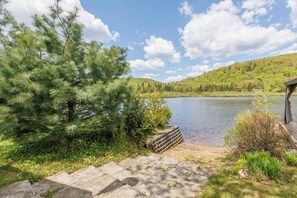 Property grounds - Spa & Lake Access | Chalet Le P'tit Léo (Saint-Léonard-De-Portneuf)
