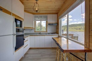 Fridge, microwave, oven, stovetop - Spa & Lake Access | Chalet Le P'tit Léo (Saint-Léonard-De-Portneuf)