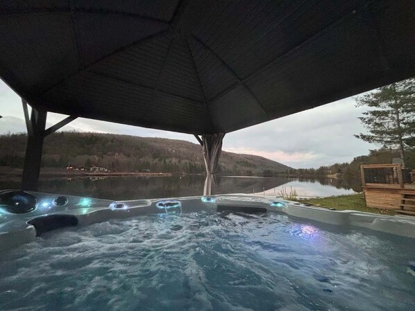 Outdoor spa tub - Spa & Lake Access | Chalet Le P'tit Léo (Saint-Léonard-De-Portneuf)