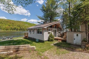 Exterior - Spa & Lake Access | Chalet Le P'tit Léo (Saint-Léonard-De-Portneuf)