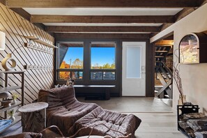 TV, fireplace, stereo - Ski-in/Ski-out Mont Orignal, Private Hot Tub | Alpenglow (Lac-Etchemin)