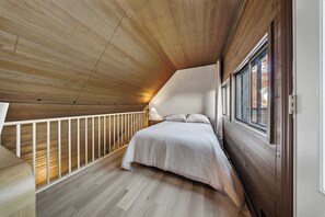 Travel cot, WiFi, bed sheets