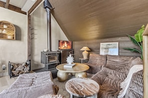 TV, fireplace, stereo - Mont Orignal | Private Hot Tub | Alpenglow (Lac-Etchemin)