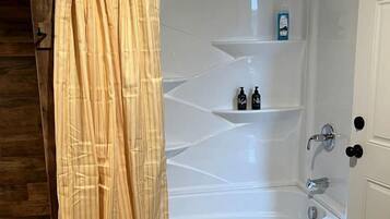 Bubbelbadkar, hårtork, tvål och schampo