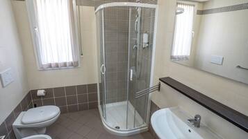 Shower, hair dryer, bidet, towels