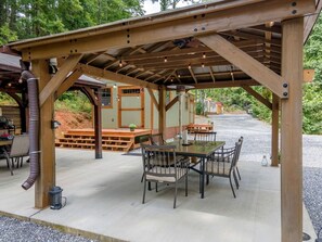 Outdoor dining - Amazing Safari Tent on a Scenic Ridge Right Beside The Tuckasegee River Near Sylva North Carolina (Sylva)