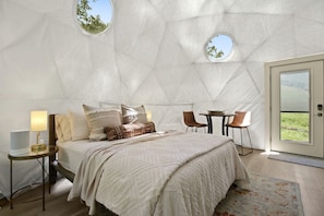 1 bedroom, desk, WiFi, bed sheets - Gorgeous Dome with Breathtaking Landscape Views in North Carolina (Creston)