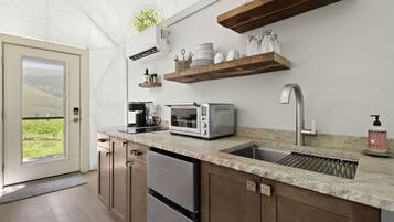 Coffee/tea maker, fridge, microwave, stovetop