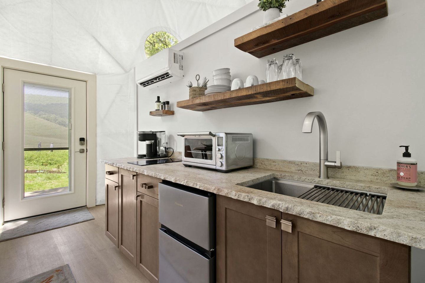 Coffee/tea maker, fridge, microwave, stovetop