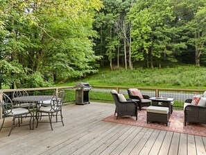 Outdoor dining - Gorgeous Dome with Breathtaking Landscape Views in North Carolina (Creston)