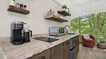 Coffee/tea maker, fridge, microwave, stovetop