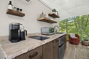 Coffee/tea maker, fridge, microwave, stovetop