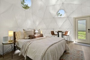 1 bedroom, desk, WiFi, bed sheets - Gorgeous Dome with Breathtaking Landscape Views in North Carolina (Creston)