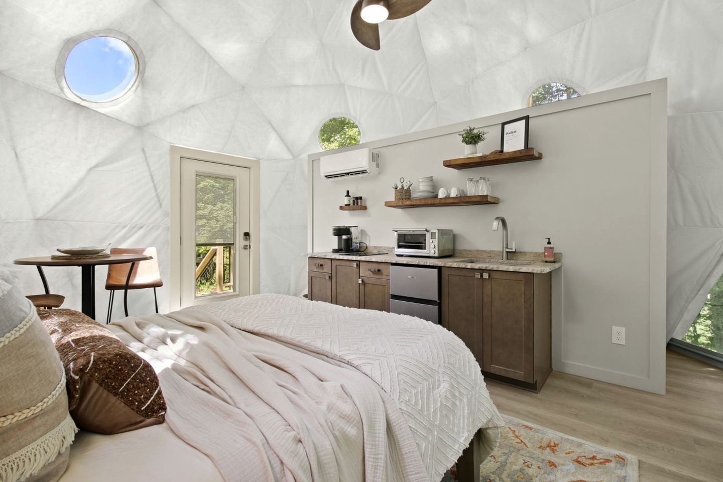 1 bedroom, desk, WiFi, bed sheets