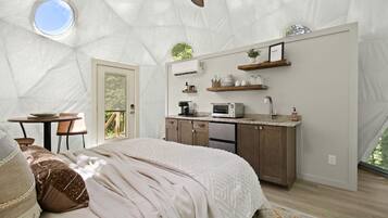 1 bedroom, desk, WiFi, bed sheets