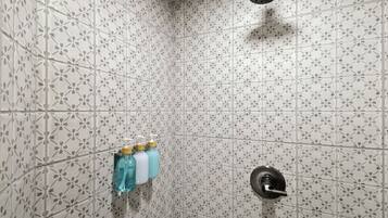 Serviettes fournies, savon, shampooing