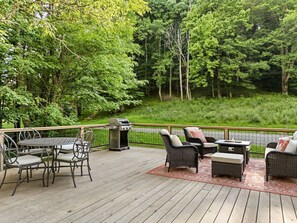 Outdoor dining - Gorgeous Dome with Breathtaking Landscape Views in North Carolina (Creston)
