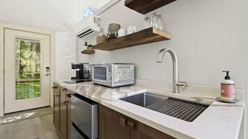 Cafetière-théière, réfrigérateur, surface de cuisson, grille-pain