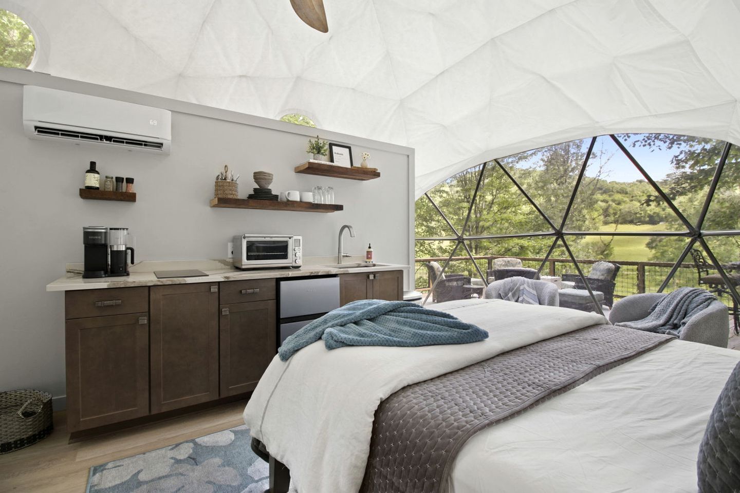 1 bedroom, desk, WiFi, bed sheets