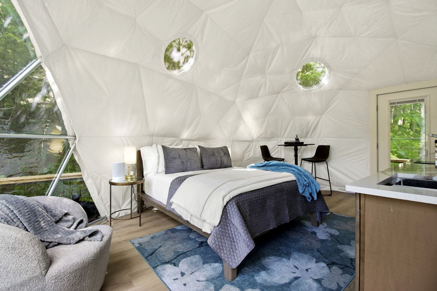 1 bedroom, desk, WiFi, bed sheets
