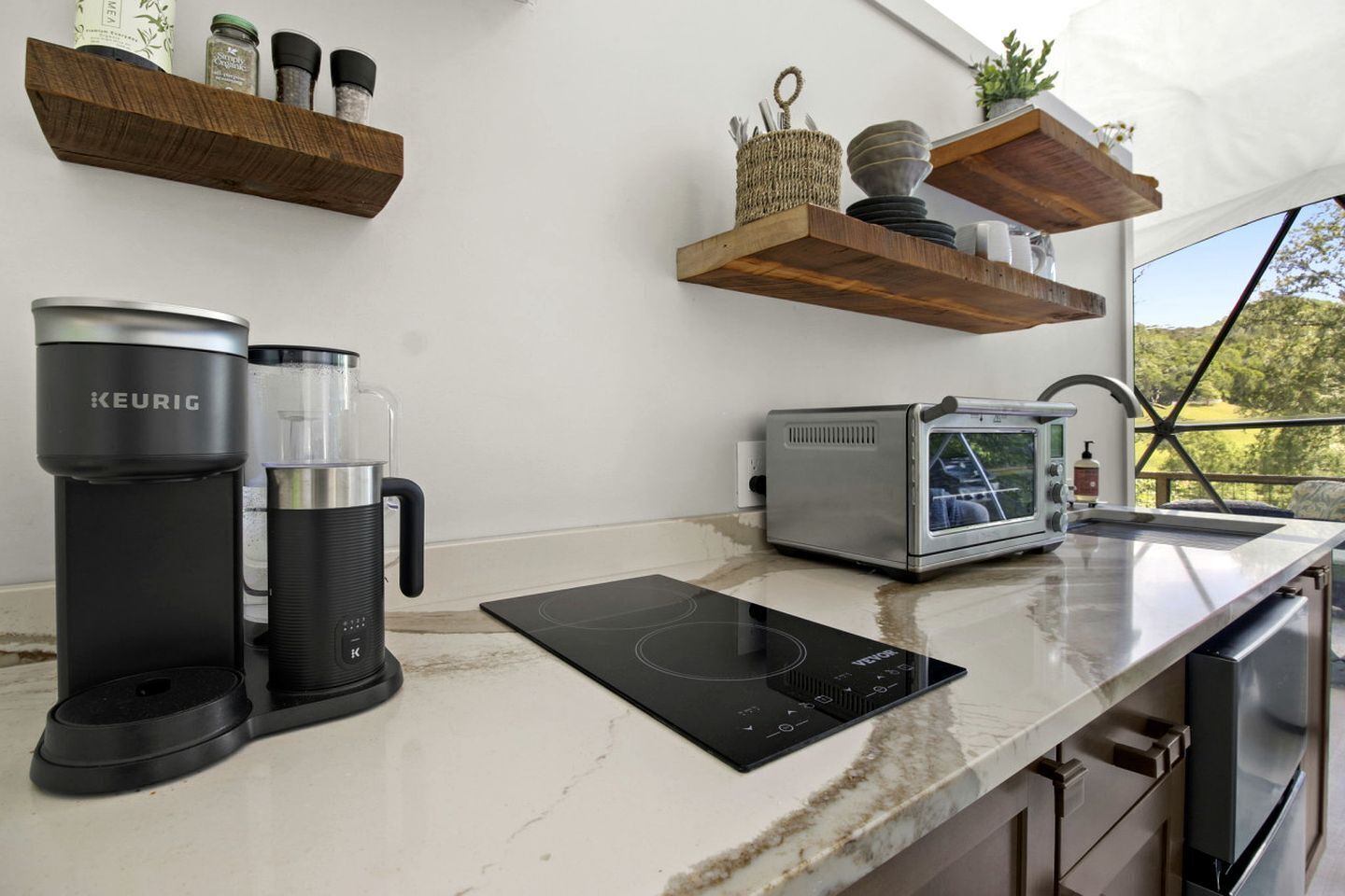 Coffee/tea maker, fridge, stovetop, toaster
