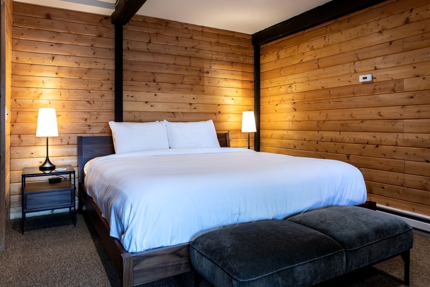 Escritorio, tabla de planchar con plancha, wifi y ropa de cama 