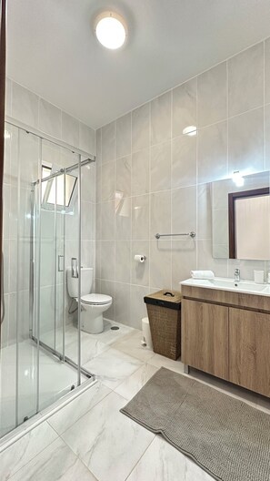 Douche, articles de toilette écologiques, sèche-cheveux