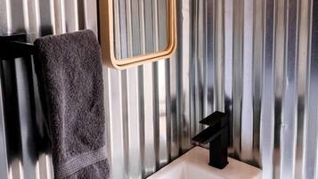 Handtücher, Seife, Shampoo, Toilettenpapier
